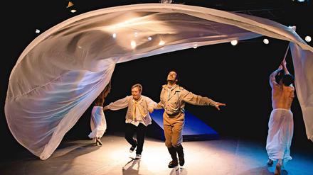 Szene aus dem Stück des Bundesjugendballetts: Julius Winkelsträter als kleiner Prinz und Yohan Stegli als Pilot.