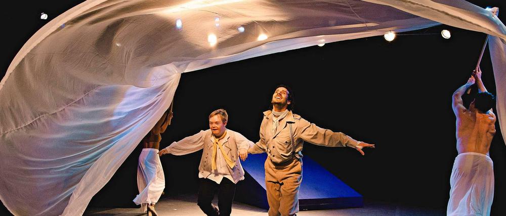 Szene aus dem Stück des Bundesjugendballetts: Julius Winkelsträter als kleiner Prinz und Yohan Stegli als Pilot.