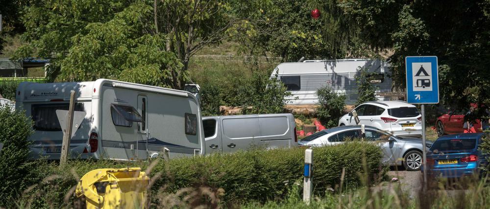 Wohnmobile irischer Landfahrer stehen am Dienstag auf einem Campingplatz in Eppstein (Hessen).