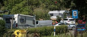 Wohnmobile irischer Landfahrer stehen am Dienstag auf einem Campingplatz in Eppstein (Hessen).