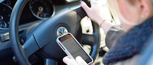 Elektrogeräte wie Smartphones oder Tablets am Steuer gelten als hohes Unfallrisiko.