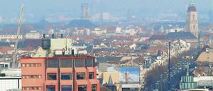 Die Schloßstraße in Berlin-Steglitz mit Blick auf den Bierpinsel und das Rathaus Friedenau.