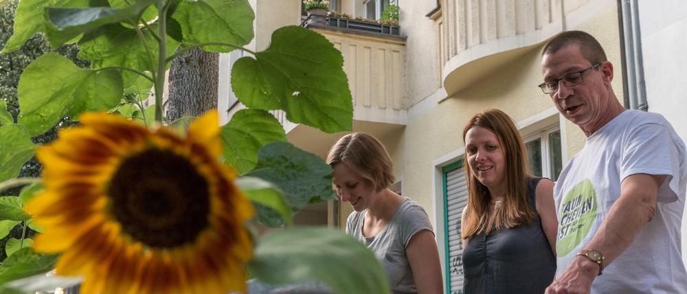 Kata Wegner, Julia Schuppan und Luigi Lauer, die Initiatoren des Baumscheibenfestes der Nachbarschaftsinitiative im Treptower Kungerkiez.