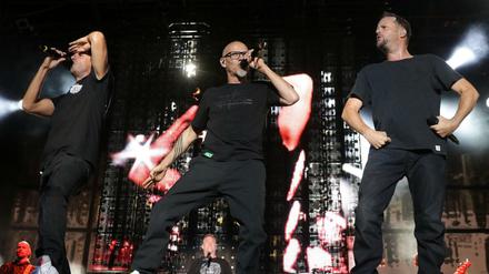 Die Rapper Michi Beck, Thomas D und Smudo, im Hintergrund Andi Ypsilon von "Die Fantastischen Vier".