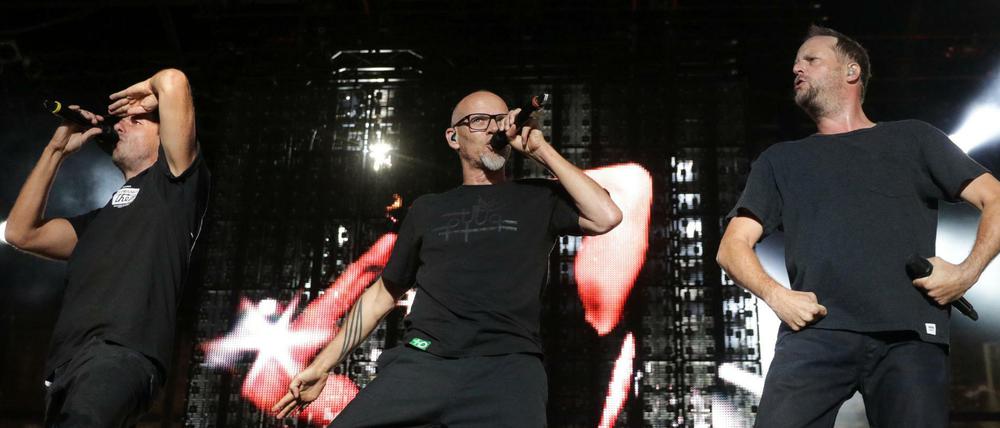 Die Rapper Michi Beck, Thomas D und Smudo, im Hintergrund Andi Ypsilon von "Die Fantastischen Vier".