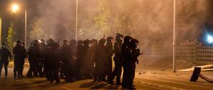 Polizei sichert in den Abendstunden des 21. August 2015 den als Flüchtlingsunterkunft vorgesehenen ehemaligen Praktiker-Baumarkt gegen randalierende Rassisten 