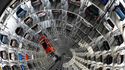 Ein VW Golf in einem Autoturm.