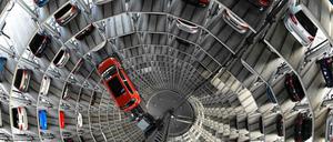 Ein VW Golf in einem Autoturm.