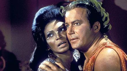 Spektakulär. Lieutenant Uhura (Nichelle Nichols) und Captain James T. Kirk (William Shatner) setzen zum ersten schwarz-weißen Kuss im US-Fernsehen an. Foto: