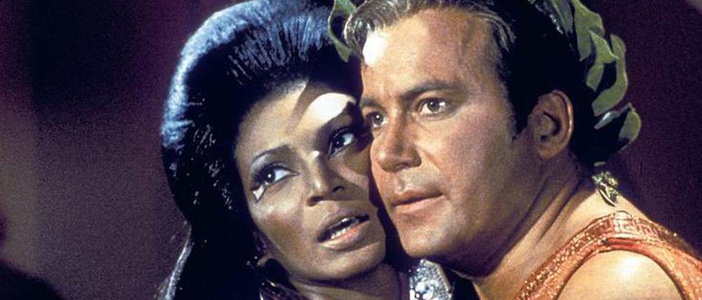 Spektakulär. Lieutenant Uhura (Nichelle Nichols) und Captain James T. Kirk (William Shatner) setzen zum ersten schwarz-weißen Kuss im US-Fernsehen an. Foto: