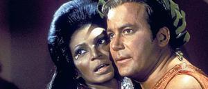 Spektakulär. Lieutenant Uhura (Nichelle Nichols) und Captain James T. Kirk (William Shatner) setzen zum ersten schwarz-weißen Kuss im US-Fernsehen an. Foto: