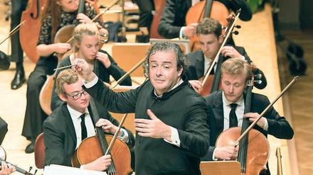 Am Ende gibt's Bravo-Rufe. Juanjo Mena dirigiert das Ungdomssymfonikere.