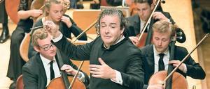 Am Ende gibt's Bravo-Rufe. Juanjo Mena dirigiert das Ungdomssymfonikere.