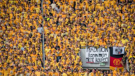 Mutmaßlich von Dresdner Fans stammt der abgetrennte Bullenkopf, der beim Pokalspiel im Innenbereich des Stadions landete. /