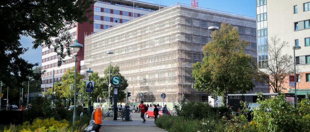 Baustelle Deutschlandhaus. Die Altbaufassade wird saniert, dahinter entsteht ein Neubau. Jetzt verzögert sich die Fertigstellung. 