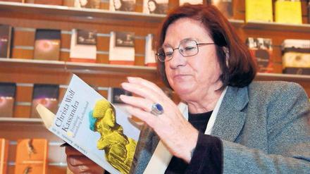 Im Westen unzensiert. Christa Wolf 2004 am Stand des Luchterhand Verlags auf der Leipziger Buchmesse.