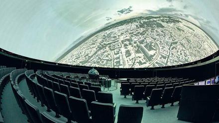 Berlin im Blick. Auch die Stadt von heute wird in die 23-Meter-Kuppel projiziert, bevor es hinausgeht in die Weiten des Universums. 