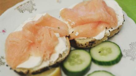 Der Klassiker. Bagel mit Frischkäse und Räucherlachs.