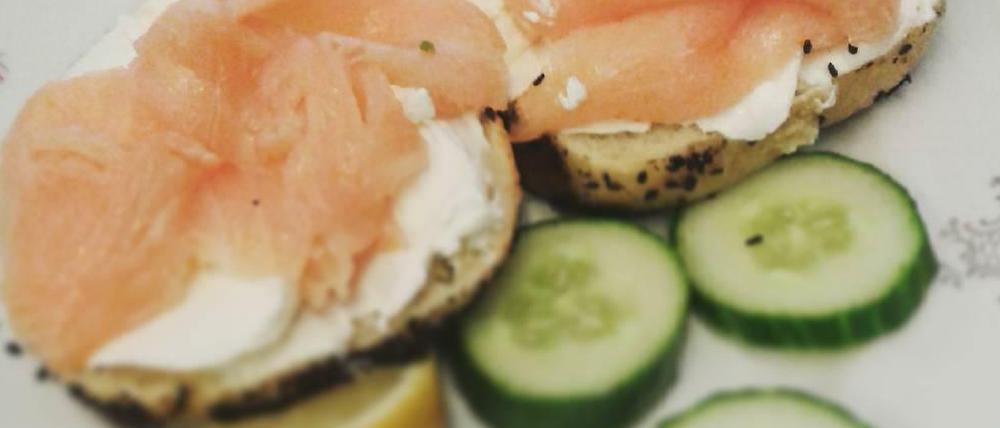Der Klassiker. Bagel mit Frischkäse und Räucherlachs.