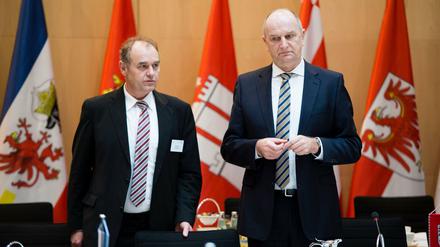 Brandenburgs Ministerpräsident, Dietmar Woidke (re., SPD) und der Chef der Brandenburgischen Staatskanzlei, Rudolf Zeeb (li.).
