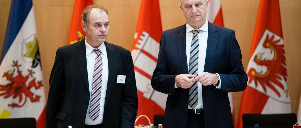 Brandenburgs Ministerpräsident, Dietmar Woidke (re., SPD) und der Chef der Brandenburgischen Staatskanzlei, Rudolf Zeeb (li.).