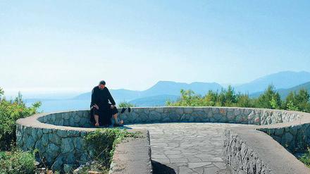 Himmel hilf. Der Priester Petar (Nikola Ristanovski) in dem Film „Igla ispod praga“ von Ivan Marinovic.