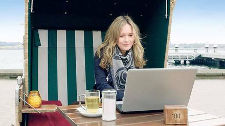 Recherche im Strandkorb. Stefanie Stappenbeck sucht Faustregeln für die Sendung „Richtig Gut Leben“.