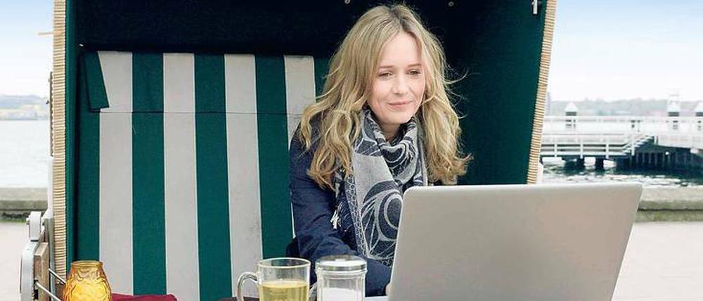 Recherche im Strandkorb. Stefanie Stappenbeck sucht Faustregeln für die Sendung „Richtig Gut Leben“.