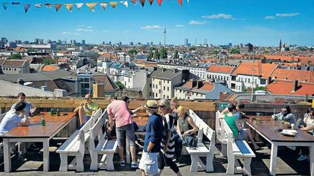 Berliner Mischung. Garten mit Aussicht, Hipster-Treff, Clubatmosphäre, Kinderspielplatz: Der Klunkerkranich auf dem Dach der Neukölln Arcaden.
