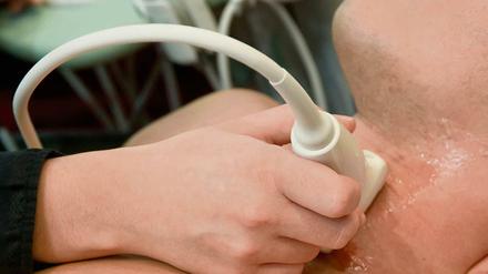 Auf Tumorsuche. Mit dem Ultraschall lassen sich heute selbst sehr kleine Knoten in der Schilddrüse feststellen - mit mitunter fragwürdigen Folgen für die Patienten.