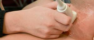 Auf Tumorsuche. Mit dem Ultraschall lassen sich heute selbst sehr kleine Knoten in der Schilddrüse feststellen - mit mitunter fragwürdigen Folgen für die Patienten.