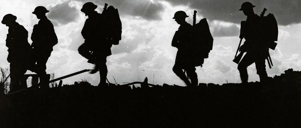 Britische Soldaten in 1915 bei Ypern, Belgien.