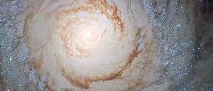 Sternenstrudel. Die Galaxie Messier 94 im Sternbild Jagdhunde, aufgenommen vom Weltraumteleskop "Hubble".