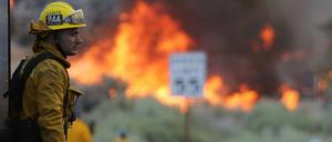 Nach tagelangem Kampf gegen die Flammen ist vielen Feuerwehrleuten die Müdigkeit deutlich anzusehen.