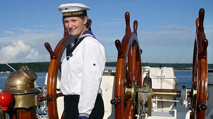 Offiziersanwärterin Jenny Böken am Ruder der Gorch Fock (Archivbild von 2008).  Nun wird ihr Schicksal verfilmt.