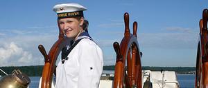 Offiziersanwärterin Jenny Böken am Ruder der Gorch Fock (Archivbild von 2008). Nun wird ihr Schicksal verfilmt.