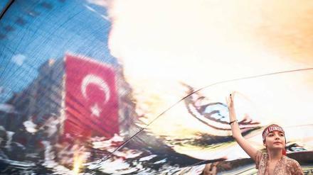 Nicht nur die AKP-Anhänger, auch die Opposition geht in Istanbul auf die Straße, um gegen die Gülen-Bewegung zu demonstrieren. Ein Drittel aller Türken glaubt, dass sie für den Putsch verantwortlich ist.