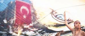 Nicht nur die AKP-Anhänger, auch die Opposition geht in Istanbul auf die Straße, um gegen die Gülen-Bewegung zu demonstrieren. Ein Drittel aller Türken glaubt, dass sie für den Putsch verantwortlich ist.