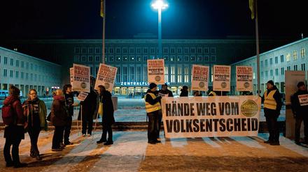 «Hande weg vom Volksentscheid»: Demonstranten am Tempelhofer Feld.