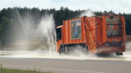 Schleudergefahr. Die Fontänen simulieren Hindernisse – und machen die Fahrbahn nass und glatt. 