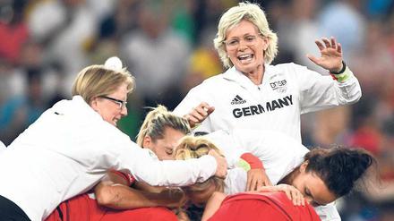 Jubel, Trubel, Silvia Neid. Nach dem Abpfiff des olympischen Finals gegen Schweden wirft sich die Bundestrainerin in die Traube, die sich am Mittelkreis des Maracana gebildet hatte.