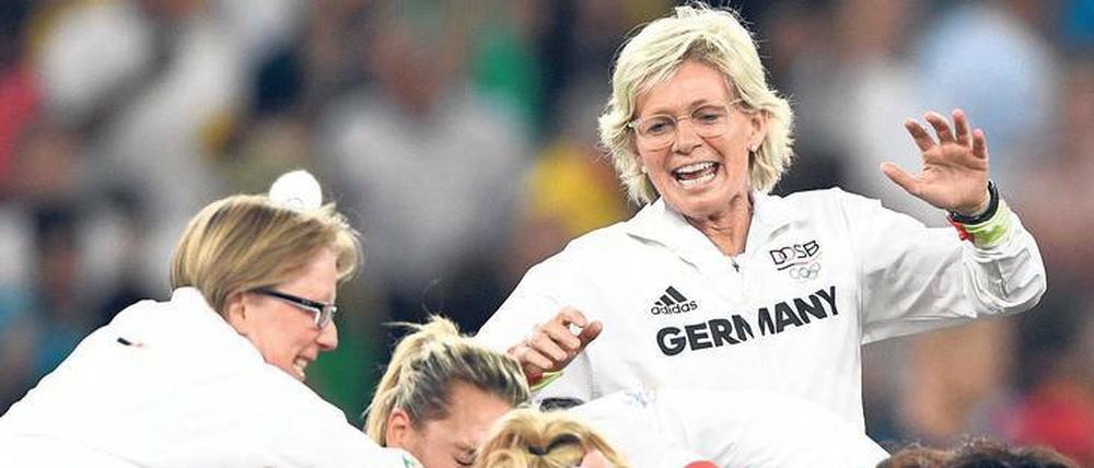 Jubel, Trubel, Silvia Neid. Nach dem Abpfiff des olympischen Finals gegen Schweden wirft sich die Bundestrainerin in die Traube, die sich am Mittelkreis des Maracana gebildet hatte.