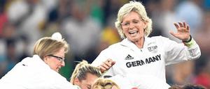 Jubel, Trubel, Silvia Neid. Nach dem Abpfiff des olympischen Finals gegen Schweden wirft sich die Bundestrainerin in die Traube, die sich am Mittelkreis des Maracana gebildet hatte.