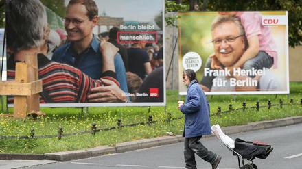 Wahlplakate mit Berlins Regierendem Bürgermeister Michael Müller (SPD) und Innensenator Frank Henkel (CDU).