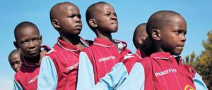 Beim Fußball lernen die Kinder den Unterschied zwischen dem "bad touch" und dem "good touch".