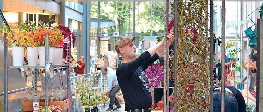 „More is more“. Der Berliner Wettbewerbsteilnehmer Sven Hartung arbeitet an seiner Raumdekoration.