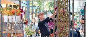 „More is more“. Der Berliner Wettbewerbsteilnehmer Sven Hartung arbeitet an seiner Raumdekoration. 