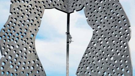 „Hochgeradelt, angeschlossen“. Die Spekulationen, wie das Fahrrad auf den „Molecule Man“ kam, sind wortreich und zahlreich. Nur das „Warum?“ scheint niemanden zu interessieren.