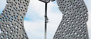 „Hochgeradelt, angeschlossen“. Die Spekulationen, wie das Fahrrad auf den „Molecule Man“ kam, sind wortreich und zahlreich. Nur das „Warum?“ scheint niemanden zu interessieren.