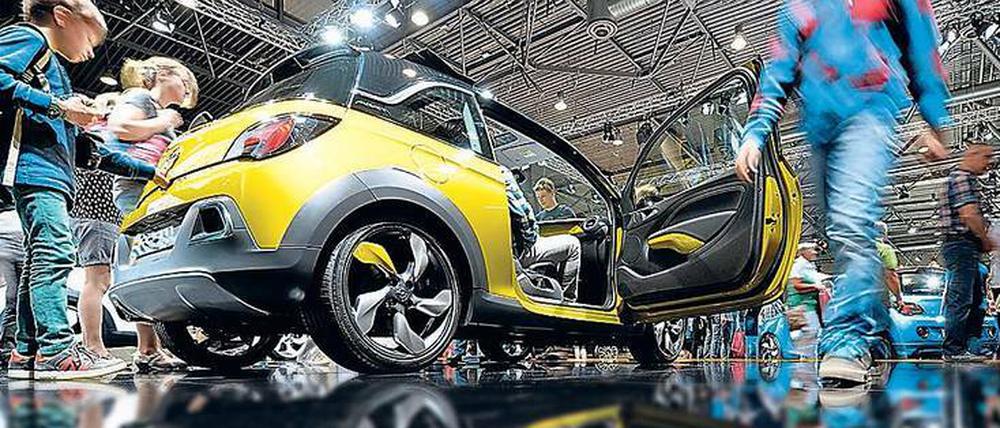Bodenhaftung. Eine Imagekampagne und eine neue Modellpalette (hier der „Adam“) halfen Opel aus der Krise. Foto: Hendrik Schmidt/dpa